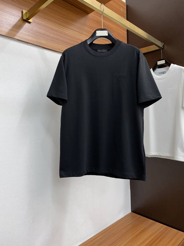 普拉达 2024Ss新款短袖 T恤 合身版型 M-3Xl 这款短袖t以今年专柜品牌logo设计元素，展现了品牌独特的艺术审美和时尚触觉 胸口logo 让整体更完