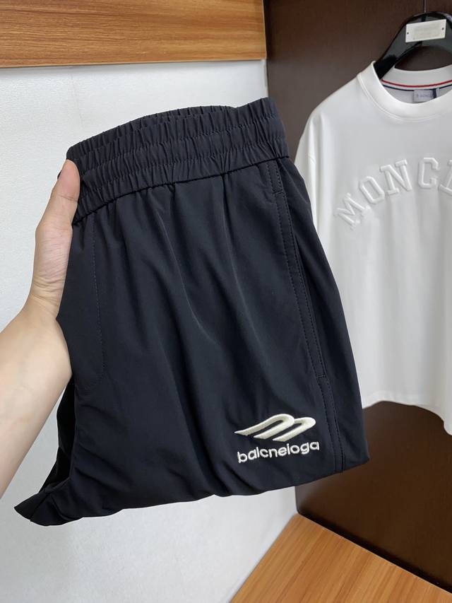 巴黎世家 2024春夏 新款休闲裤！官网同步发售。品牌经典logo休闲裤 ，定制面料，舒适度极好，手触感强烈。辨识度极高，完美品相工艺。 尺码：M-4Xl
