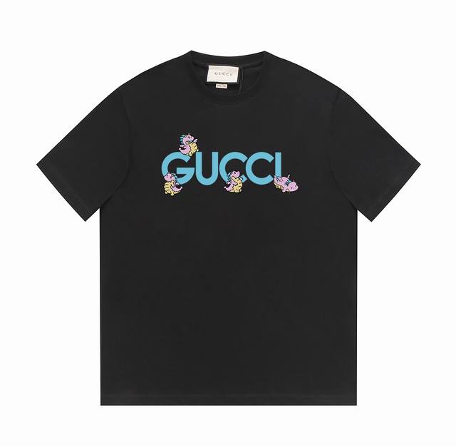 Gucci24Ss上新 古驰卡通龙&标识文字t恤 -采用双纱纯棉250G，面料颜色定制定染，不缩水不退色。手感舒服，质感超强全套原版辅料，芯片细节到位，潮男潮女