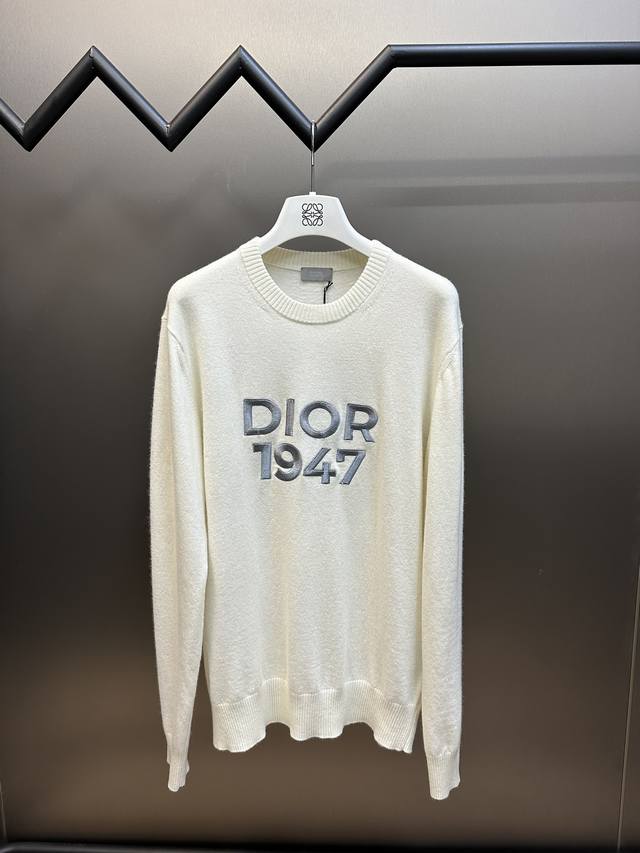 Dior 迪奥1947绣花打底毛衣 选用定制的臻品山羊绒，高品质的羊绒纤维平均细度在15.5微米以下，高于95%同类的水准！比最细的羊毛还细，一只小山羊一年只产