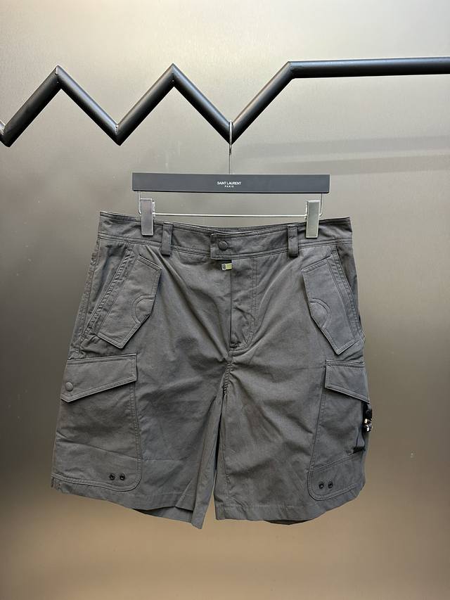 Dior 迪奥 锁扣工装短裤 这款工装裤将实用美学与现代魅力融为一体，采用米色棉质混纺帆布精心制作，背面饰以同色调凸印 Dior 标志更显精致 Size：46.