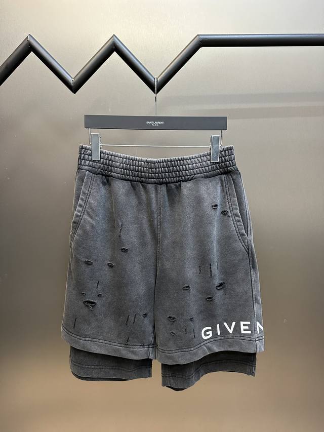 Givenchy 纪梵希破洞双层假两件短裤 采用320克毛圈面料，内衬使用26支爽棉，搭配双层破洞独特点缀，解构性裁剪处理成就了它独有的复古美感！电脑激光割破定