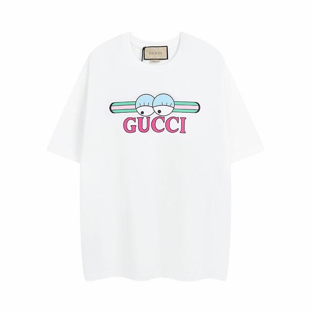 全年有货不下架 Gucci 兔子印花棉短袖 采用24S特纺紧密棉面料，克重240G，伦敦艺术家兼插画师hattiestewart的创意设计。 采用24支的特纺紧
