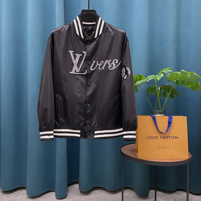 Louis Vuitton路易威登2024Ss走秀款棒球服外套夹克 订购原版开模 历时一个月终于出货了，简直太爱了 上身真的超级帅。抖音某博主讲今年lv新出的会