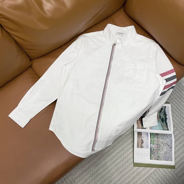 Thom Browne汤姆布朗牛津纺色织四道杠拉链工装衬衫，外套衬衫，一件衣服两种穿搭风格，袖子上经典的四杠设计，色织工艺，成本上高于市场版本的印染和胶印。最特