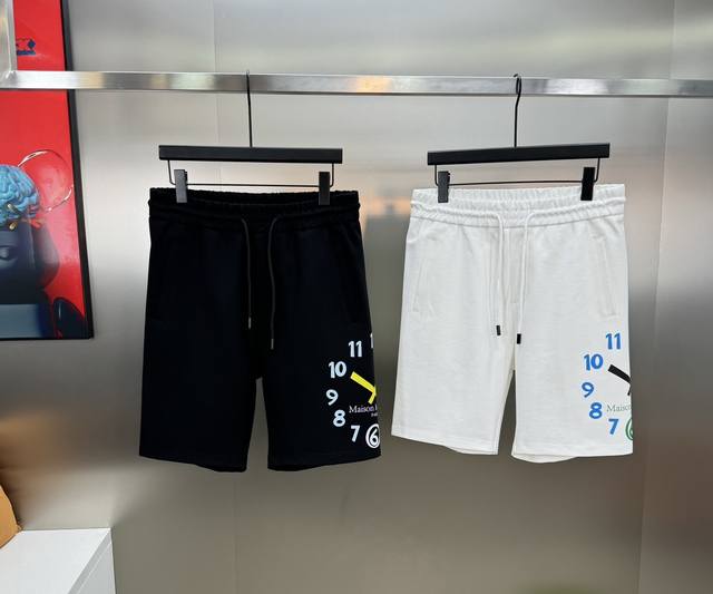 Maisonmargela马吉拉24S夏季新款字母百慕大运动休闲短裤，极具品牌代表性的王牌短裤！时间印花设计.无疑是最最值得人手的单品.面料采用高端锦棉面料.紧