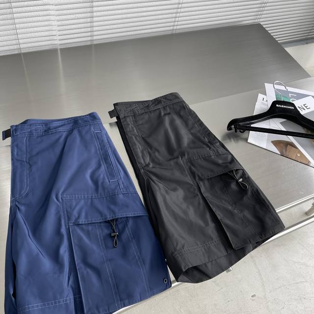 这款工装短裤来自 Dio And Ey 联名系列，实用版型彰显工装魅力。采用利用再循环材料制成的蓝色 Ey Ocean Tic 塔夫绸科技面料精心制作。腰部饰以