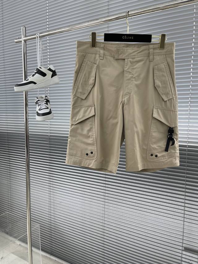 Dio 这款工装裤将实用美学与现代魅力融为一体。采用米色棉质混纺帆布精心制作，背面饰以同色调凸印 Dio 标志更显精致 码数：44.46.48.50.52.54