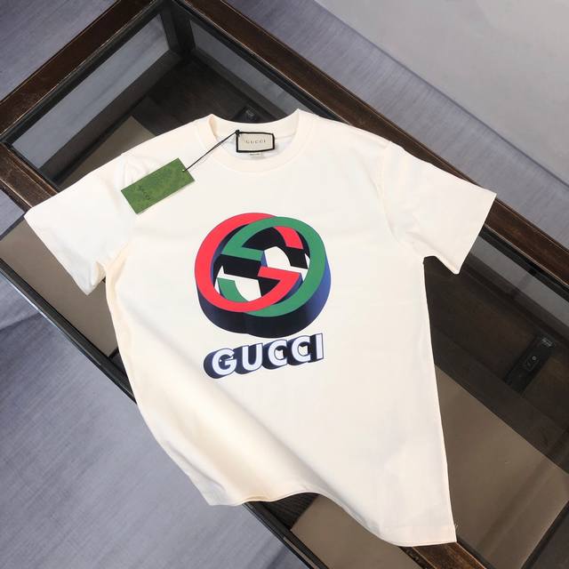 Gucci 古驰 24春夏最新情侣款短袖t恤 全套定制辅料～设计前卫时尚！精致品牌logo图案印花工艺设计～定制纯棉面料，立体的同时又不会有闷湿感～舒适性与透气