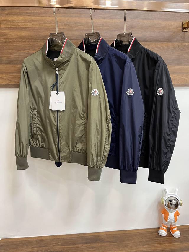 主推 Moncler 2024Ss早春最新款蒙口立领休闲外套 高端品质、版型面料五金都是专柜1:1定制，透气舒适的合成面料，Logo采用时下流行的章仔设计，上身