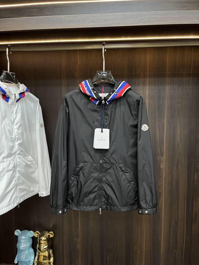 主推 Moncler 2024Ss早春最新款蒙口连帽休闲外套 高端品质、版型面料五金都是专柜1:1定制，帽沿红蓝织带设计搭配透气舒适合成面料，Logo采用时下流