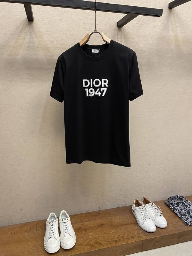 Dior 新款短袖yyds 日常出门闭眼搭 定制丝光弹力棉面料短袖t恤 魅力在于创造了简约奢华感的时尚,随意搭配感受英式风格独特气质. 宽松的版型展现出休闲随意