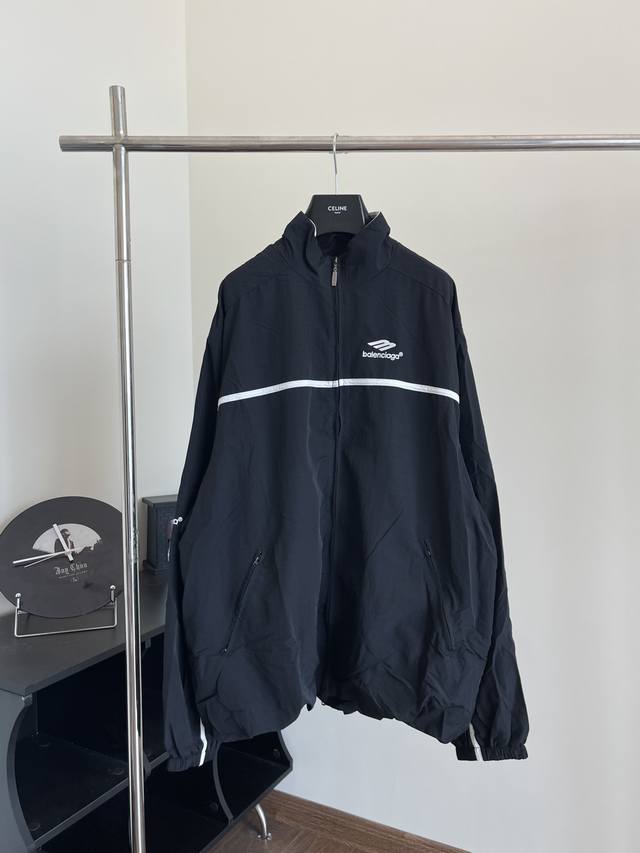 Balenciag* 巴黎 24新款男女款立领徽标刺绣巴黎廓形夹克外套 Size：S M L Xl 本款科技府绸、棉质格纹法兰绒和复古平纹针织面料，中性款型，大