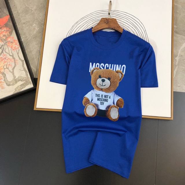 品牌 Moschino莫斯奇诺 胖子福音 原单男士休闲短袖t恤，2024春夏新品，定制胸前顶级logo 工艺、搭配整件细节 品质及剪裁设计都堪称一流，定制进口丝