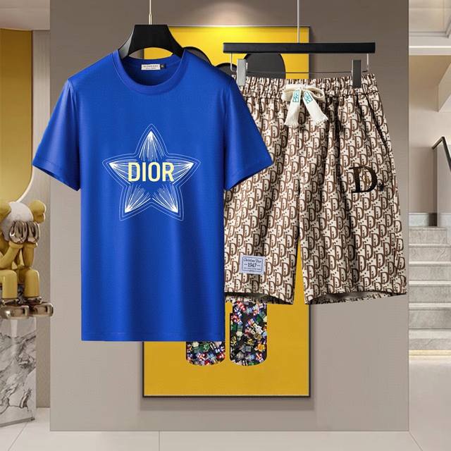 Dior迪奥 2024官网同款.世界知名奢侈品牌.夏季男士短袖短裤套装 高品质 原单货套装 采用进口原单面料 ，当季时尚潮流款，百搭爆款。简洁大方，精密的车工，