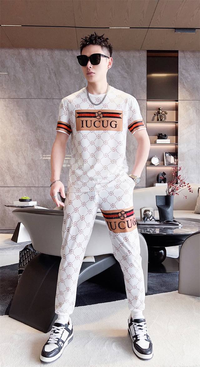 Gucci 古奇 胖子福音 2024官网同款.世界知名奢侈品牌.夏季男士短袖套装 高品质 原单货套装 采用进口原单面料 ，当季时尚潮流款，百搭爆款。简洁大方，精