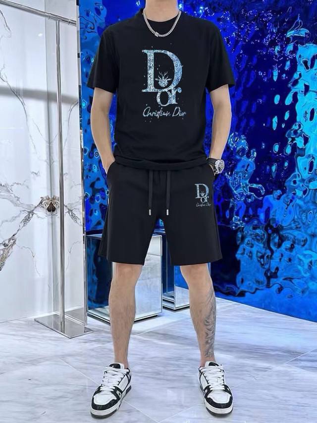 品牌 Dior迪奥 2024新款男士短袖短裤套装！官网同步销售！市面高端版本！手感细腻柔软！让你穿着更加舒适！立体裁剪版型超赞！尺码:M-5Xl 下单请报身高体