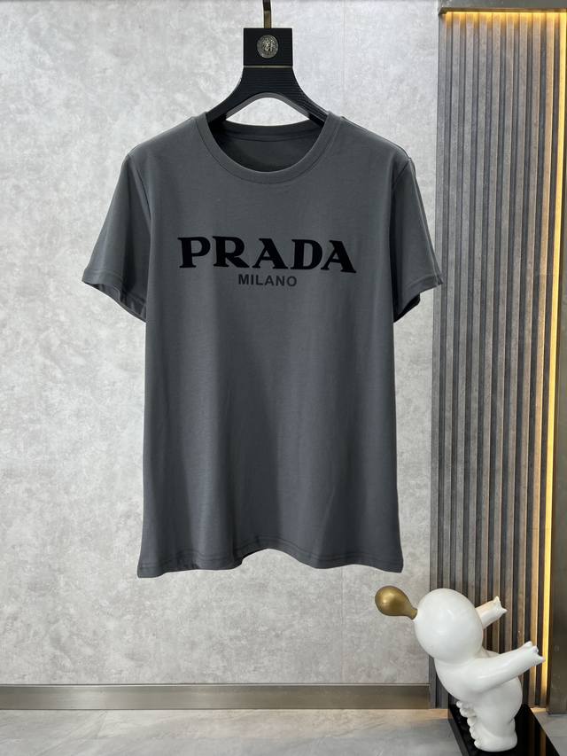 Prada 普拉达 2024最新品，专柜同步有售，原单狠货，时尚休闲圆领短袖，进口原版高支铜蚕丝棉面料，唯一可以做代购级别的渠道狠货，精致印花工艺字母图案装饰l