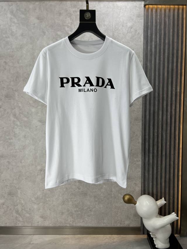 Prada 普拉达 2024最新品，专柜同步有售，原单狠货，时尚休闲圆领短袖，进口原版高支铜蚕丝棉面料，唯一可以做代购级别的渠道狠货，精致印花工艺字母图案装饰l