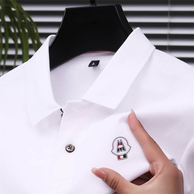 蒙口 夏季新品丝光棉短袖 码数：M～4Xl，最大可穿210斤 介绍：夏季新款专柜同步新款短袖 衫，简单大方，手感和做工堪称完美，高支高密透气丝光棉面料，透气舒适