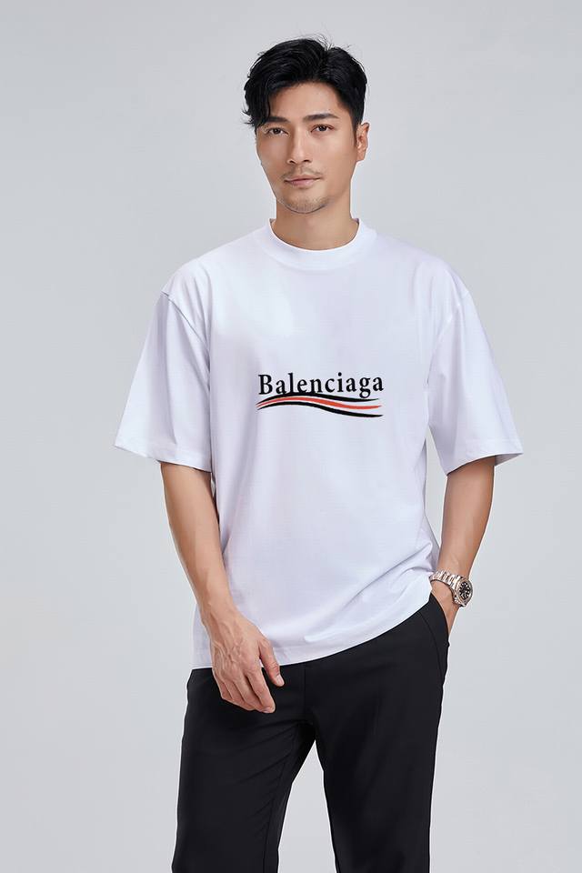 巴黎世家印花圆领短袖 Balenciaga专柜同步 面料采用32支双纱260高克重纯棉面料 进口高温热烫印花字母工艺 满满的高级质感 穿起来舒适亲肤 大厂流水做