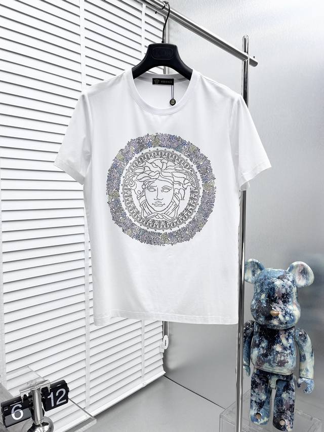Versace*2024Ss新款短袖，胸前标识logo烫钻设计！以简洁的轮廓，利落的剪裁和解构主义的设计，将纽约式的率性不羁融入t恤，并在细节处体现设计者的不懈
