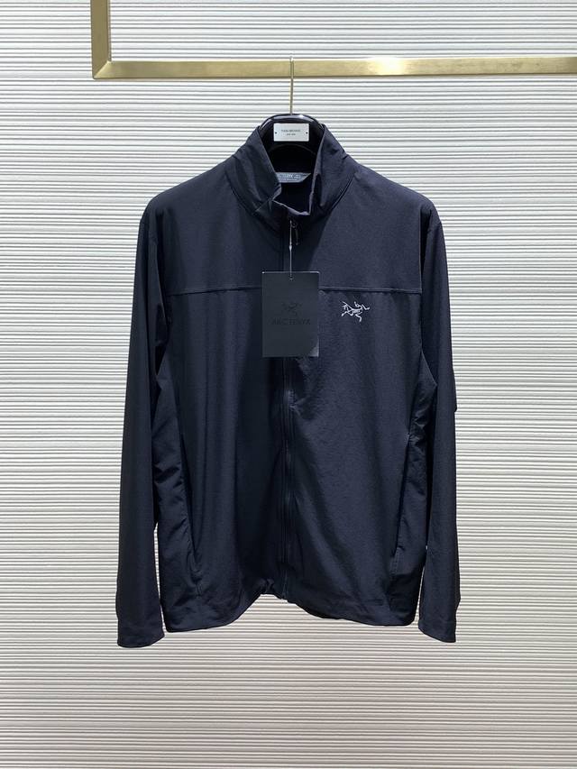 Arcteryx 始祖鸟，2024春夏aw新品，时尚休闲立领外套，专柜同步有售，原单狠货，进口原版面料，工艺极度复杂，视觉相当雅致时髦，高贵而优雅，从主体面料到