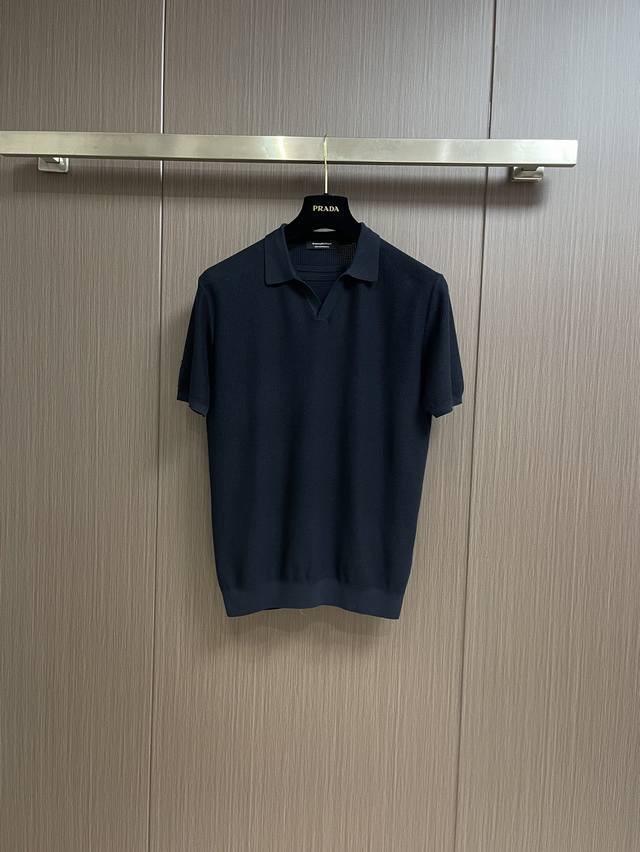 Zegna 弹力针织 Polo衫，融蕴新意，彰显杰尼亚对细节的精益求精。勾勒修身版型，针织衣领更添点睛之笔，令此款短袖 Polo衫更具品牌风范。尺码：M-3Xl