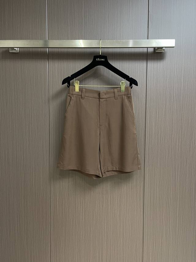 Valentino 2024Ss夏季休闲短裤，定织科技面料，日本聚酯纤维轻质轻盈、细腻柔软。弹力松紧腰设置抽绳、腰部细节做工精致考究。后袋饰字母徽标、撞色设计、