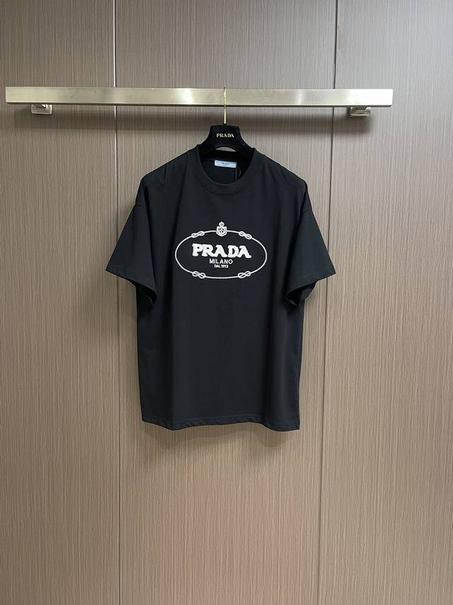 Prada 2024Ss 牙刷绣刺绣字母logo短袖t恤，基础款我们最在意的就是面料和版型，经典修身版型，特殊立裁工艺，上身线条流畅，不管偏胖或是胖瘦的身材，都