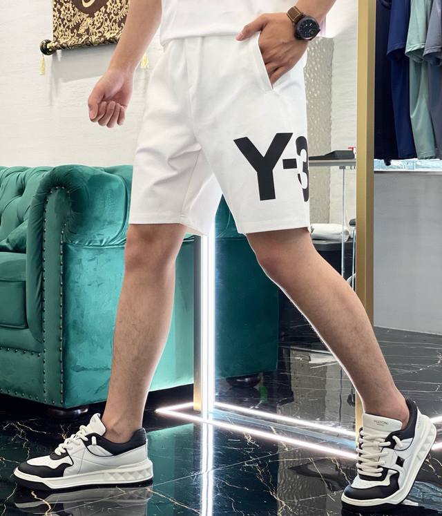 Y-3 24S夏季新款字母百慕大运动休闲短裤，极具品牌代表性的王牌短裤！Y-3印花设计.无疑是最最值得人手的单品.面料采用高端锦棉面料.紧密细致的织造工艺，表面