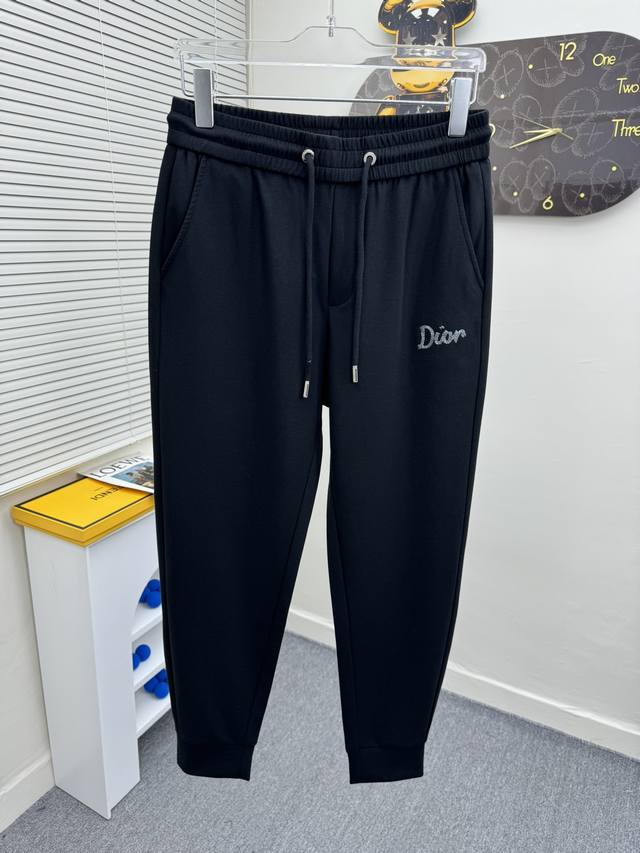 迪奥 2024春夏新款休闲裤！官网同步发售。品牌经典logo休闲裤 ，定制面料，舒适度极好，手触感强烈。辨识度极高，完美品相工艺。 尺码：M-3Xl