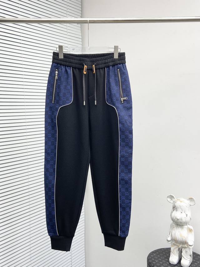 Gucc1 2024秋冬新款休闲裤！官网同步发售。品牌经典logo休闲裤 ，定制面料，舒适度极好，手触感强烈。辨识度极高，完美品相工艺。 尺码：M-3Xl