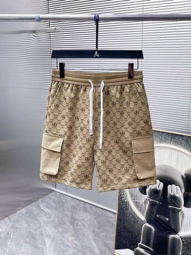 古奇 X 阿迪达斯 联名款 2024夏季新款 短裤 休闲裤，高端版本！专柜定制面料 透气舒适度高，细节无可挑剔，品牌元素设计理念，体现高品质。手感细腻柔软！呈现