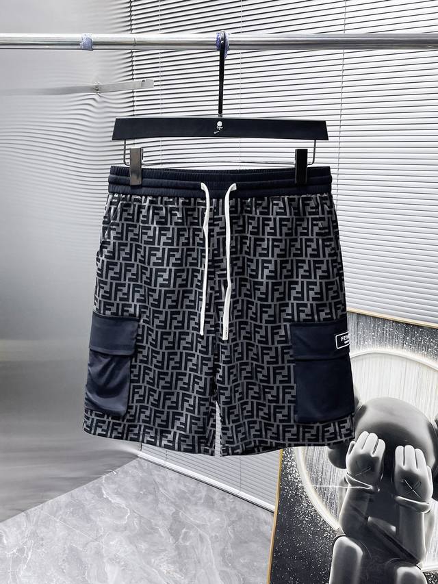 芬迪 Fendi 2024夏季新款 短裤 休闲裤，高端版本！专柜定制面料 透气舒适度高，细节无可挑剔，品牌元素设计理念，体现高品质。手感细腻柔软！呈现休闲裁剪，