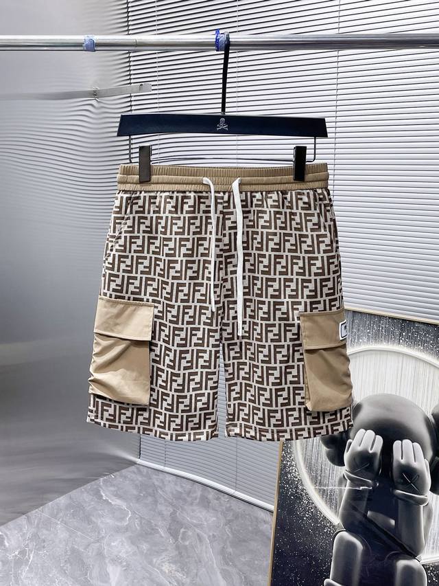 芬迪 Fendi 2024夏季新款 短裤 休闲裤，高端版本！专柜定制面料 透气舒适度高，细节无可挑剔，品牌元素设计理念，体现高品质。手感细腻柔软！呈现休闲裁剪，