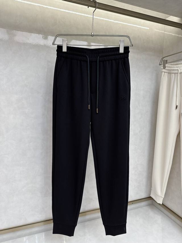 杰尼亚 2024早春新款休闲裤！官网同步发售。品牌经典logo休闲裤，定制面料，舒适度极好，手触感： 烈。辦识度极高，完美品相工艺。尺码：M-3Xl