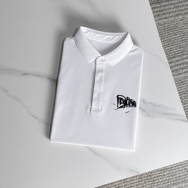 Dior 24新款男士翻领短袖 衫，经典刺绣logo图案，可轻松搭配各种风格。 衫是男士衣橱里不可或缺的单品，定制面料.光泽明亮、有垂悬感；黑色 白色 M~Xx