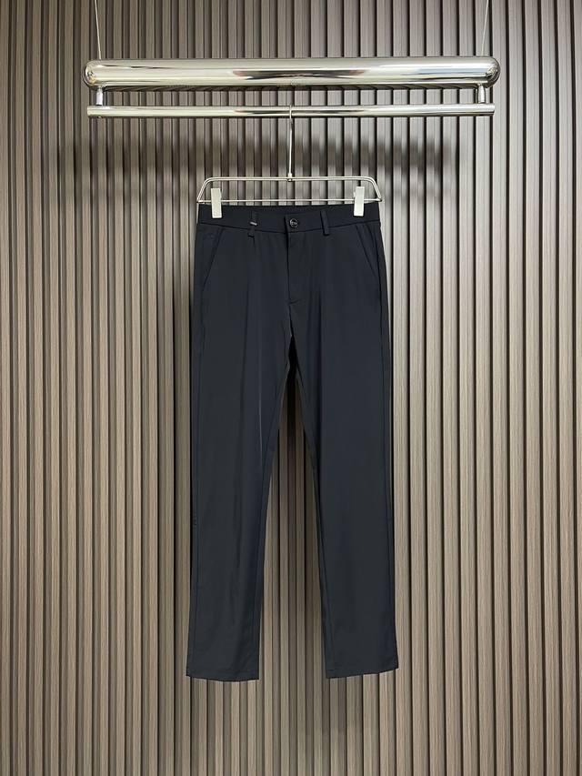 Dior 2024Ss夏季新款男士商务休闲长裤西裤，一直备受宠爱就是它的版型设计，俐落有型的裁剪功底，从这条裤子再次验证。采用棉质绉纱帆布精心制作，手感类似于斜