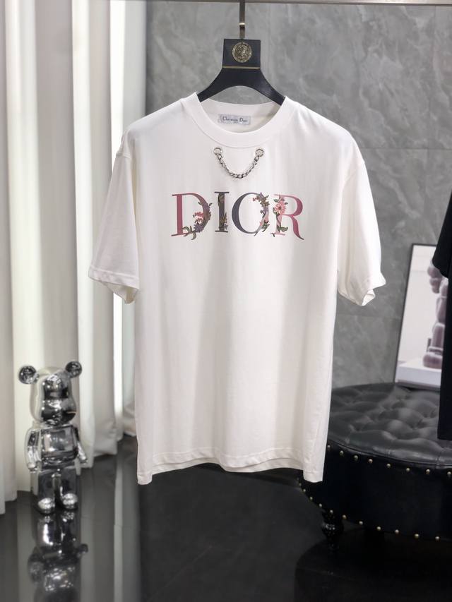 Dior 24Ss专柜同款圆领短袖t恤 定制面料 面料采用原厂纯棉棉面料， 高弹力好伸缩，T采用品牌logo标志图案 高端人士必备单品，2原厂辅料三标齐全，随意