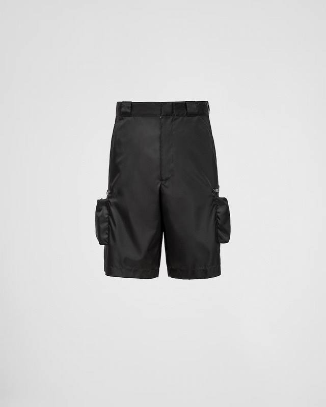 24Ss 春夏新款短裤原版开发 ，这款极简夹克面料取材re-Nylon再生尼龙打造，短裤两侧拉链多口袋设计 凸显时尚。Re- Nylon再生尼龙通过提纯海洋塑料