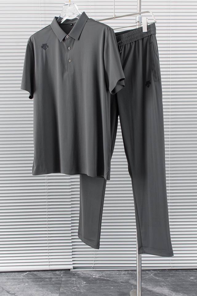 New# 迪桑特 24Ss春夏新品套装#[ 短袖+长裤]进口冰丝面料，手感和回弹性都很棒，摸起来很有肉感，给你轻盈舒适的穿着体验，不起球不掉色，穿上就不想脱，不