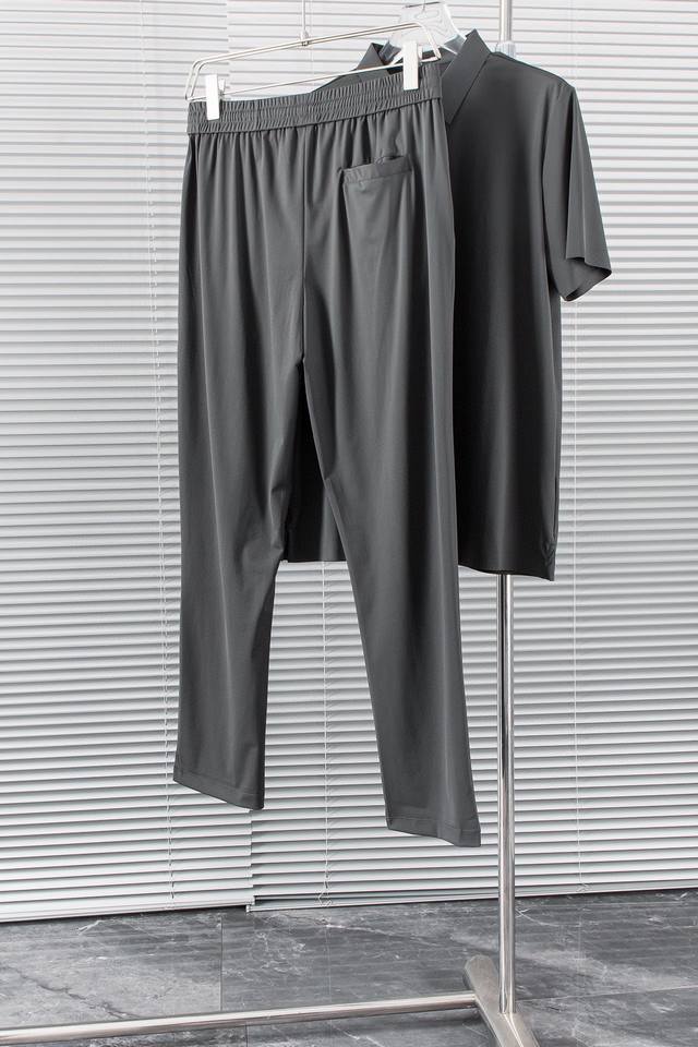 New# 迪桑特 24Ss春夏新品套装#[ 短袖+长裤]进口冰丝面料，手感和回弹性都很棒，摸起来很有肉感，给你轻盈舒适的穿着体验，不起球不掉色，穿上就不想脱，不