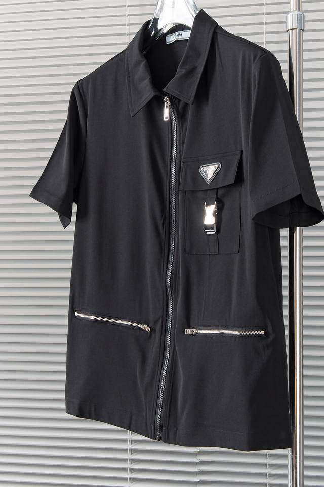 New# ① A 普拉达 2024Ss 极简口袋短袖衬衫，拉链衣襟则增添了一抹简洁而实用！尺码：48-56