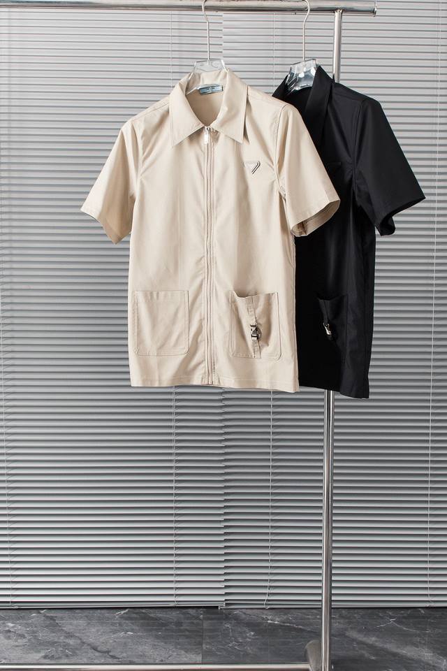 New# ① A 普拉达 2024Ss 极简双口袋短袖衬衫，拉链衣襟则增添了一抹简洁而实用！尺码：48-56