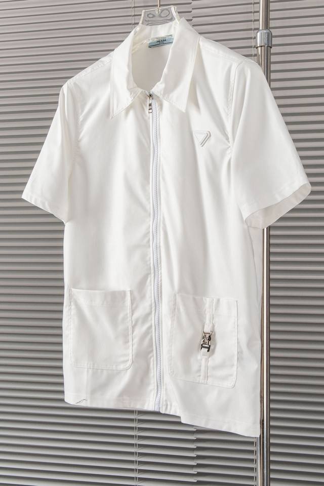 New# ① A 普拉达 2024Ss 极简双口袋短袖衬衫，拉链衣襟则增添了一抹简洁而实用！尺码：48-56