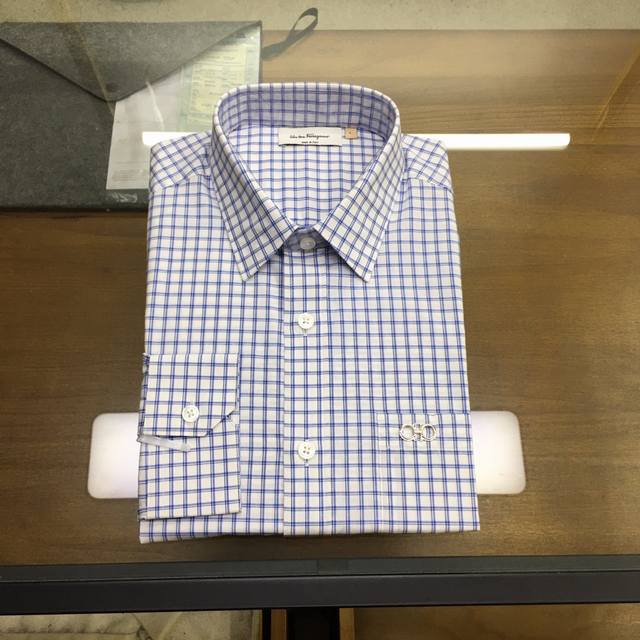 新品上市 Sf 菲拉-木 24商务休闲格纹长袖衬衫！ 版型：高端的时尚美学设计结合立体裁剪的版型，使穿着更具舒适性和观赏性。 面料：甄选的顶级瑞士alumo阿鲁