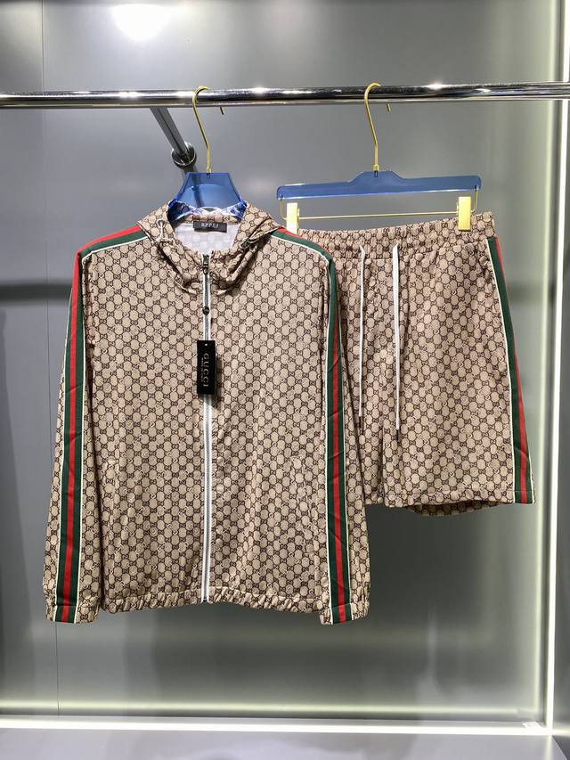 套 2024Ss Gu男士夹克短裤套装，新季系列将标识巧妙融入设计，在这款百搭t恤上，带着标志性意蕴的图案字母.高调呈现于衣身.上身挺阔，面料轻薄舒适度佳 码数