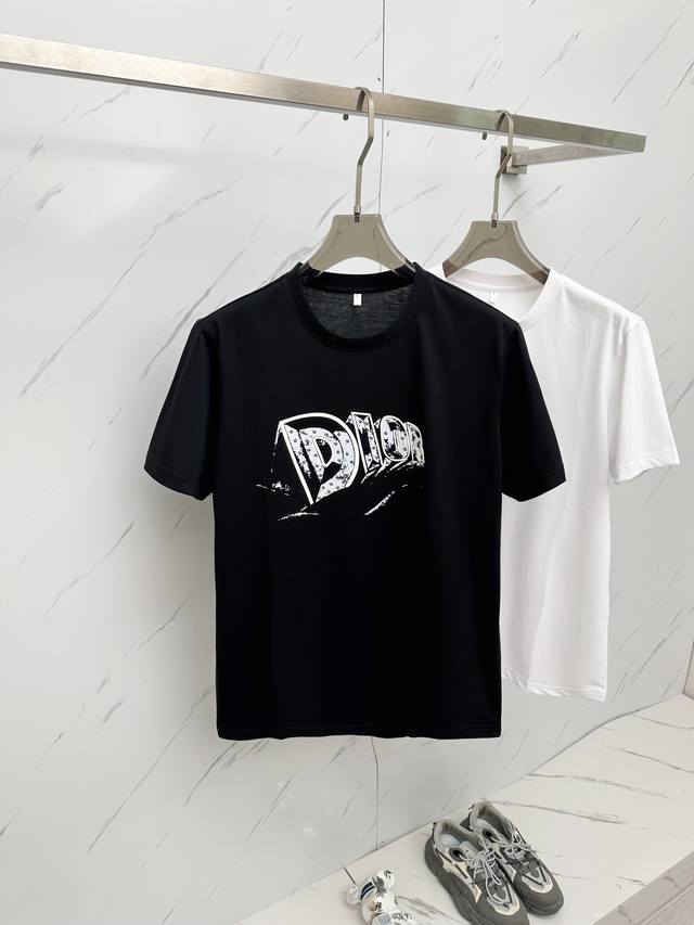 Dior 24S新品时尚潮流休闲短袖t恤，采用进口面料.温儒柔软 细腻柔软 上身自然是舒适 胸前印花真钻图案。颜色十分清晰，非常的凸显整体的造型感以及修身上身感