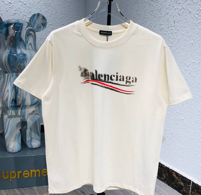 Balenciaga:巴黎世家短袖t 工艺：印花 颜色：黑色 杏色 码数：S-Xl 面料：280克 柔顺手感 宽松版型设计 男女同款